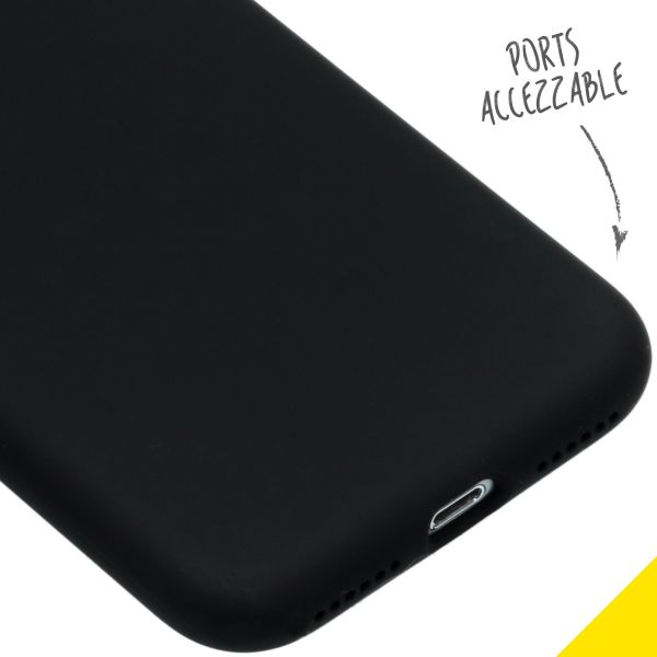 Accezz Liquid Silicone Backcover iPhone SE (2022 / 2020) / 8 / 7 - Zwart / Schwarz / Black