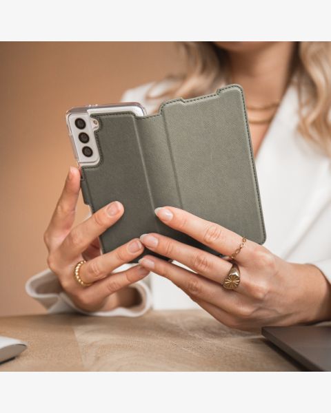 Accezz Xtreme Wallet Bookcase iPhone 13 - Lichtgroen / Hellgrün  / Light Green