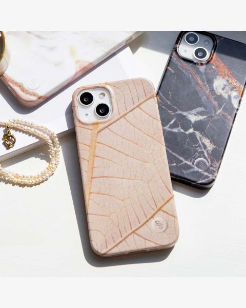 Selencia Aurora Fashion Backcover iPhone 12 (Pro) - Duurzaam hoesje - 100% gerecycled - Earth Leaf Beige